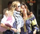 Elle Macpherson et une amie font du shopping à Miami avec une amie. Juin 2011
