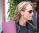 Helen Hunt : Après le surf, elle se met au yoga !