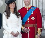 Exemplaire côté look, comme ce 11 juin 2011 pour une nouvelle apparition au balcon de Buckingham, Catherine, duchesse de Cambridge, ne veut pas des services d'une habilleuse et soignera elle-même son look lors de sa première sortie internationale, en Amérique du Nord fin juin début juillet.