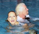 Karolina Kurkova et Richard Branson tout sourire dans la piscine de l'Hôtel Mondrian, à l'occasion des 25 ans de la ligne Miami/Londres de Virgin Atlantic Airways, à Miami, le 16 juin 2011.