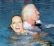 Karolina Kurkova et Richard Branson tout sourire dans la piscine de l'Hôtel Mondrian, à l'occasion des 25 ans de la ligne Miami/Londres de Virgin Atlantic Airways, à Miami, le 16 juin 2011.