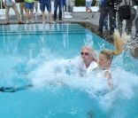 Karolina Kurkova et Richard Branson plongent dans la piscine de l'Hôtel Mondrian, à l'occasion des 25 ans de la ligne Miami/Londres de Virgin Atlantic Airways, à Miami, le 16 juin 2011.