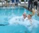 Karolina Kurkova et Richard Branson plongent dans la piscine de l'Hôtel Mondrian, à l'occasion des 25 ans de la ligne Miami/Londres de Virgin Atlantic Airways, à Miami, le 16 juin 2011.