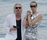 Karolina Kurkova et Richard Branson à l'Hôtel Mondrian, à l'occasion des 25 ans de la ligne Miami/Londres de Virgin Atlantic Airways, à Miami, le 16 juin 2011.