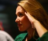 Anne Marivin au garde-à-vous à l\'occasion de l\'avant-première promo de <em>Tu seras mon fils</em>, au Kinepolis de Lomme, dans le Nord, le 16 juin 2011.