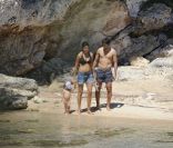 Raul en famille sur la plage de Minorque, le 14 juin 2011