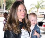 Rebecca Gayheart ne lâche pas sa ravissante Billie. Los Angeles, le 18 juin 2011