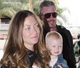 Très naturelle, Rebecca Gayheart porte sa jolie Billie. Eric Dane suit de très près les deux femmes de sa vie. Los Angeles, le 18 juin 2011