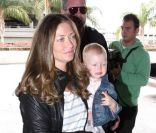 Rebecca Gayheart, Eric Dane et leur craquante Billie à l'aéroport de Los Angeles, le 18 juin 2011