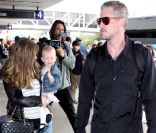 Très chic, le couple Rebecca Gayheart, Eric Dane quittent Los Angeles pour quelques jours de vacances avec leur craquante Billie. Los Angeles, le 18 juin 2011