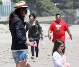 Après avoir été à la plage en talons, Suri Cruise s'offre un bain de mer tout habillé... Los Angeles, 30 mai 2011 
