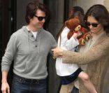 Tom Cruise, Katie Holmes et leur fille Suri sont actuellement à Miami où l'acteur tourne son dernier film, Rock of Ages. New York, 13 avril 2011