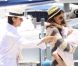 Tom Cruise, Katie Holmes et leur petite Suri passent la journée à bord de leur bateau le Marquis le 19 juin 2011 à l'occasion de la Fête des Pères.