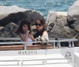 Katie Holmes profite de sa fille Suri Cruise durant la Fête des Pères aux côtés de son mari Tom Cruise à bord de leur bateau le Marquis le 19 juin 2011 