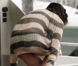 Katie Holmes se change alors qu'elle passe la Fête des Pères avec son mari Tom Cruise et leur petite Suri Cruise à bord de leur bateau le Marquis le 19 juin 2011  