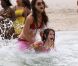Katie Holmes et Suri Cruise se baignent sur la plage de Miami le 19 juin 2011