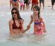 Katie Holmes et Suri Cruise se baignent sur la plage de Miami le 19 juin 2011
