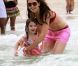 Katie Holmes et Suri Cruise se baignent sur la plage de Miami le 19 juin 2011