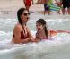 Katie Holmes et Suri Cruise se baignent sur la plage de Miami le 19 juin 2011
