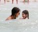 Katie Holmes et Suri Cruise se baignent sur la plage de Miami le 19 juin 2011