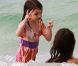 Katie Holmes et Suri Cruise se baignent sur la plage de Miami le 19 juin 2011