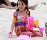 Suri Cruise sur la plage de Miami le 19 juin 2011