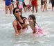 Katie Holmes et Suri Cruise se baignent sur la plage de Miami le 19 juin 2011