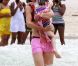 Katie Holmes et Suri Cruise se baignent sur la plage de Miami le 19 juin 2011