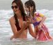 Katie Holmes et Suri Cruise se baignent sur la plage de Miami le 19 juin 2011