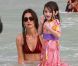 Katie Holmes et Suri Cruise se baignent sur la plage de Miami le 19 juin 2011