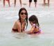 Katie Holmes et Suri Cruise se baignent sur la plage de Miami le 19 juin 2011