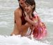 Katie Holmes et Suri Cruise se baignent sur la plage de Miami le 19 juin 2011