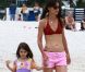 Katie Holmes et Suri Cruise profitent d'une belle après-midi sur une plage de Miami le 18 juin 2011