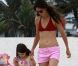 Katie Holmes et Suri Cruise profitent d'une belle après-midi sur une plage de Miami le 18 juin 2011