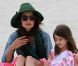 Katie Holmes et Suri Cruise profitent d'une belle après-midi sur une plage de Miami le 18 juin 2011