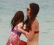 Katie Holmes et Suri Cruise se baignent sur une plage de Miami le 18 juin 2011