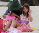 Katie Holmes et Suri Cruise profitent d'une belle après-midi sur une plage de Miami le 18 juin 2011