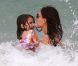 Katie Holmes et Suri Cruise profitent d'une belle après-midi sur une plage de Miami le 18 juin 2011