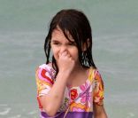 Suri Cruise : une vraie sirène toute habillée sur une plage de Miami le 18 juin 2011