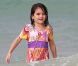 Suri Cruise : une vraie sirène toute habillée sur une plage de Miami le 18 juin 2011