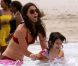 Katie Holmes et Suri Cruise profitent d'une belle après-midi sur une plage de Miami le 18 juin 2011