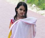 Suri Cruise profitent d'une belle après-midi sur une plage de Miami le 18 juin 2011