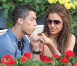 Cristiano Ronaldo et Irina Shayk à Madrid le 8 mai 2011. La belle a mal, le beau souffle pour évacuer la douleur 
