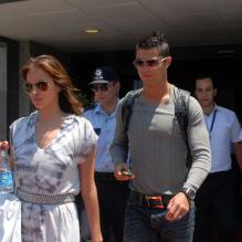 Cristiano Ronaldo et Irina Shayk le 19 juin 2011, à Bodrum en Turquie, après avoir fait l'ouverture du centre commercial d'Istanbul<br />