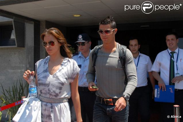 Cristiano Ronaldo et Irina Shayk le 19 juin 2011, à Bodrum en Turquie, après avoir fait l'ouverture du centre commercial d'Istanbul 