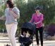 Miranda Kerr profite d'une balade avec son Flynn pour muscler ses jambes à Los Angeles. Juin 2011 