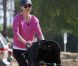 Miranda Kerr profite d'une balade avec son Flynn pour muscler ses jambes à Los Angeles. Juin 2011 