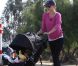 Miranda Kerr profite d'une balade avec son Flynn pour muscler ses jambes à Los Angeles. Juin 2011 