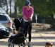 Miranda Kerr profite d'une balade avec son Flynn pour muscler ses jambes à Los Angeles. Juin 2011 