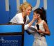 Shakira en visite à Jérusalem, le 21 juin 2011. La chanteuse reçoit en cadeau des mains d'une petite fille un collier traditionnel Yemeni. 
